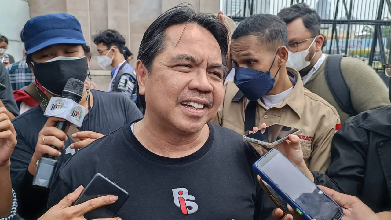 Ade Armando dikeroyok