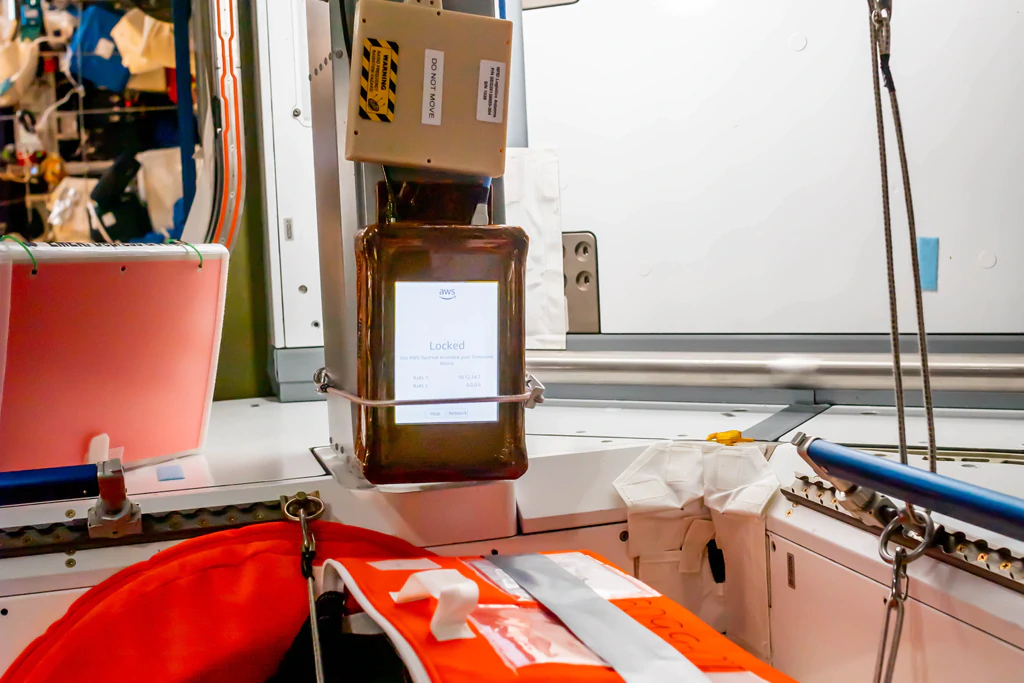 AWS Snowcone, ISS.