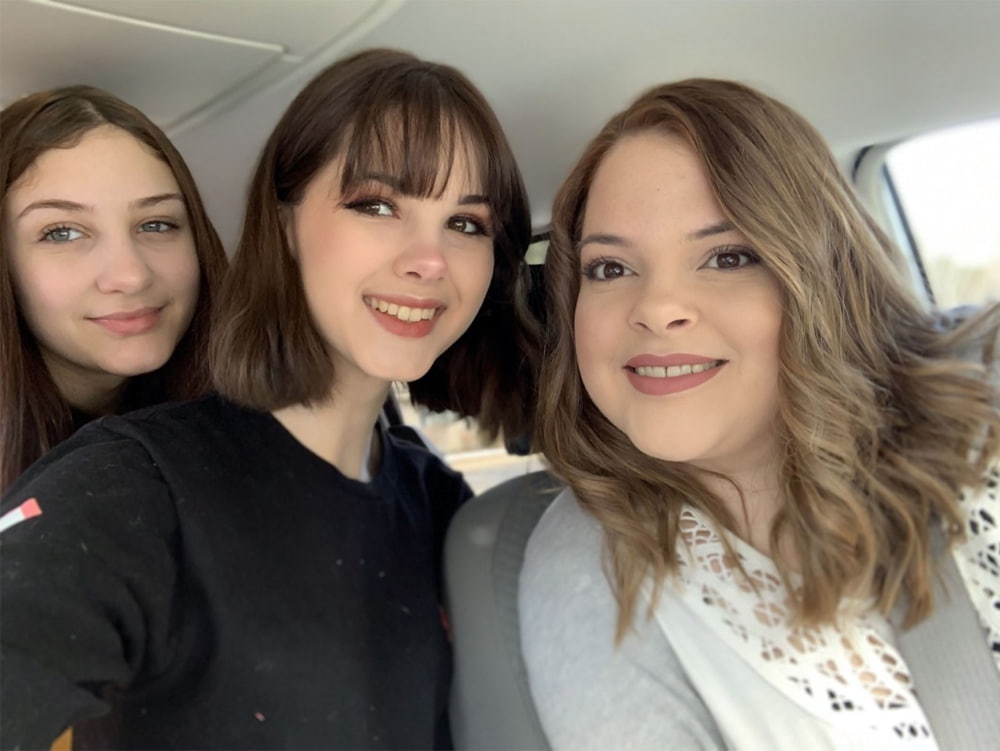Bianca Devins with sister and mother