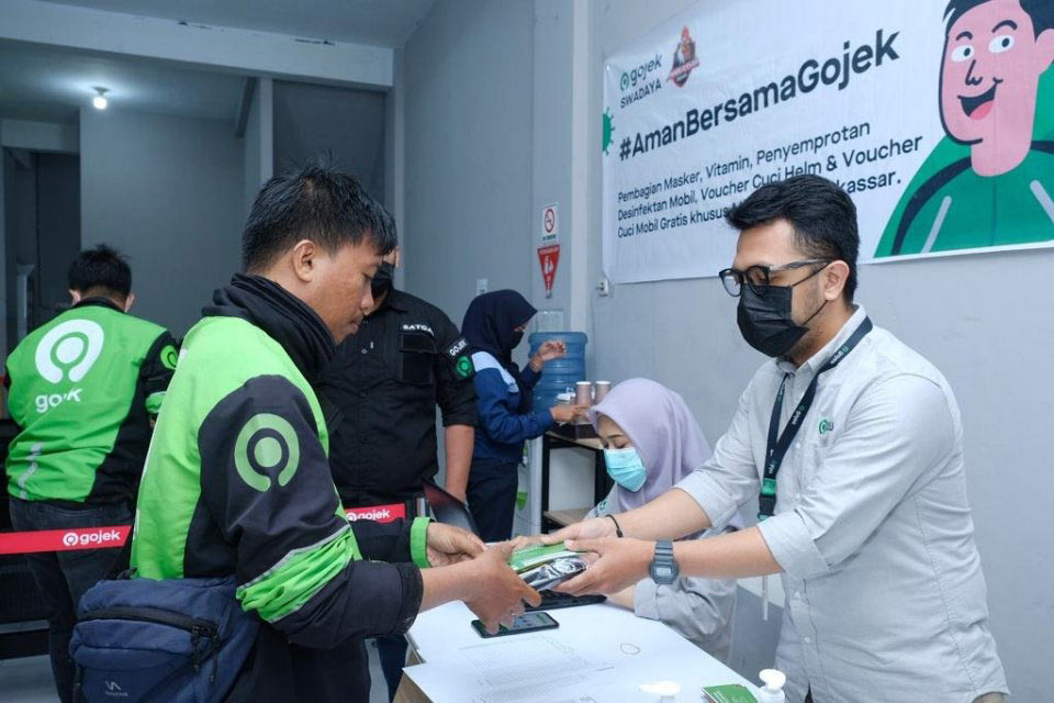 Gojek giving face masks to partner drivers