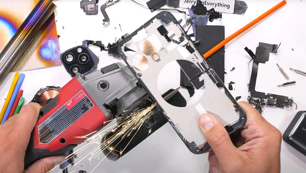 JerryRigEverything, iPhone 15 Pro Max