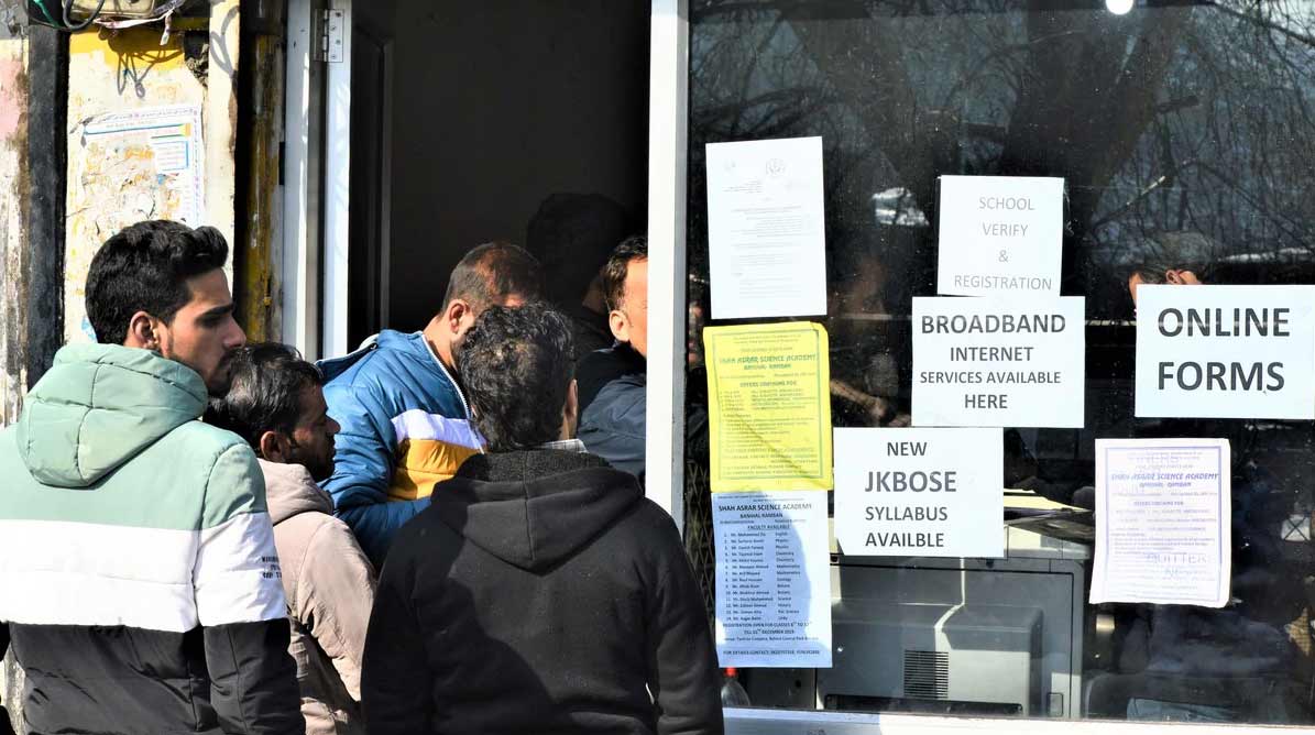 People queue to go online at an internet cafe in Banihal, Jammu and Kashmir, India