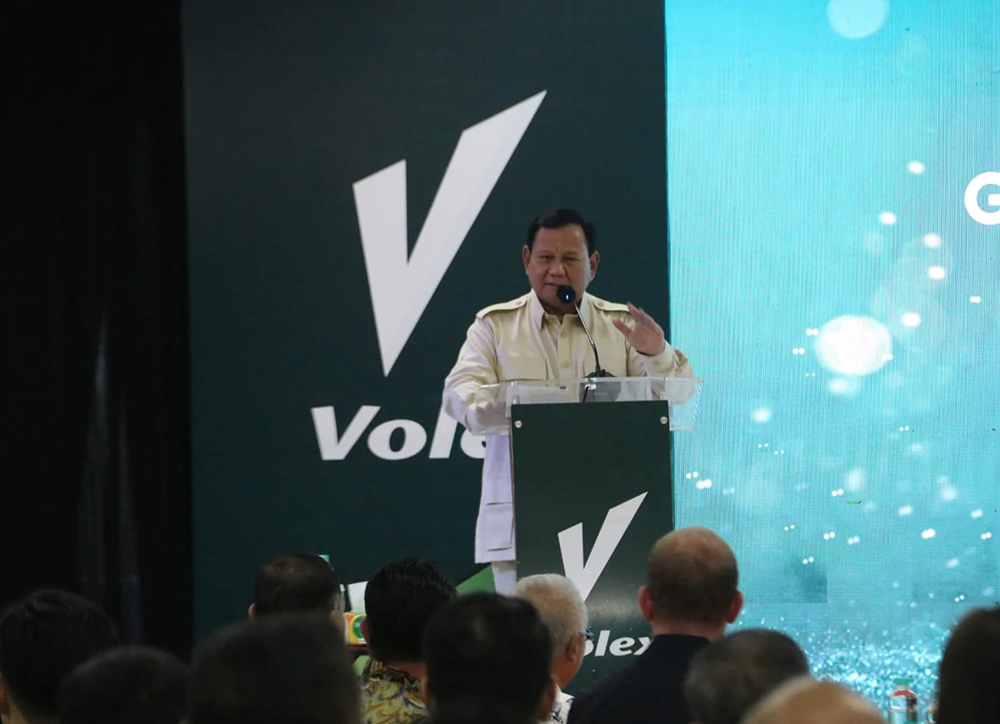 Prabowo Subianto, the president-elect for the 2024-2029 term, speaking at the podium at the third factory, PT Volex Indonesia, in Sekupang, Batam.