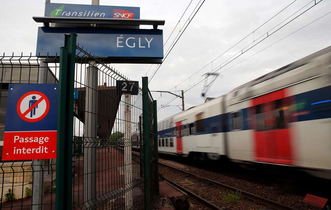 Railway in Égly.