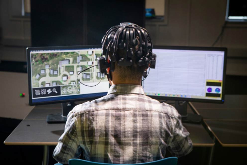 Researchers measure brain waves from students who play video games that simulate environments for autonomous robots